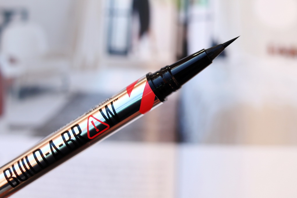 Dokonalé obočí s fixem a gelem Maybelline Build-A-Brow a tužkou na obočí L'Oréal 24h Filling Triangular Pencil