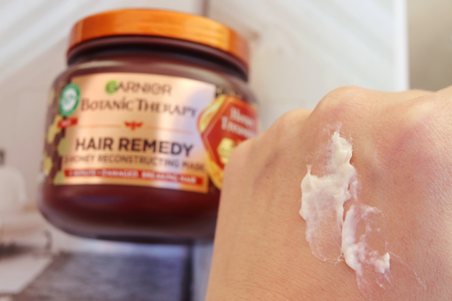 regenerační vlasová maska Hair Remedy na hřbetu ruky